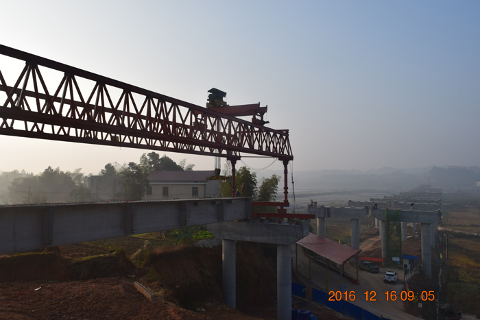 益娄高速公路第11标段中阳大桥第一片梁架设成功